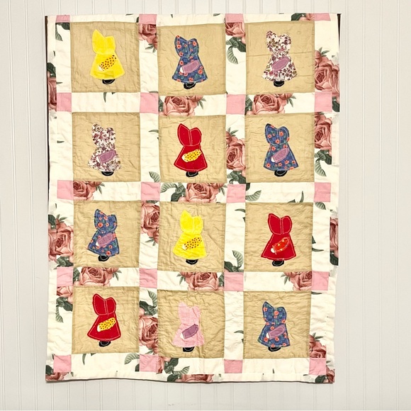 Beautiful Vintage Sunbonnet Sue Appliqued Floral Polka Dot Wall Hanging Quilt - Picture 16 of 16